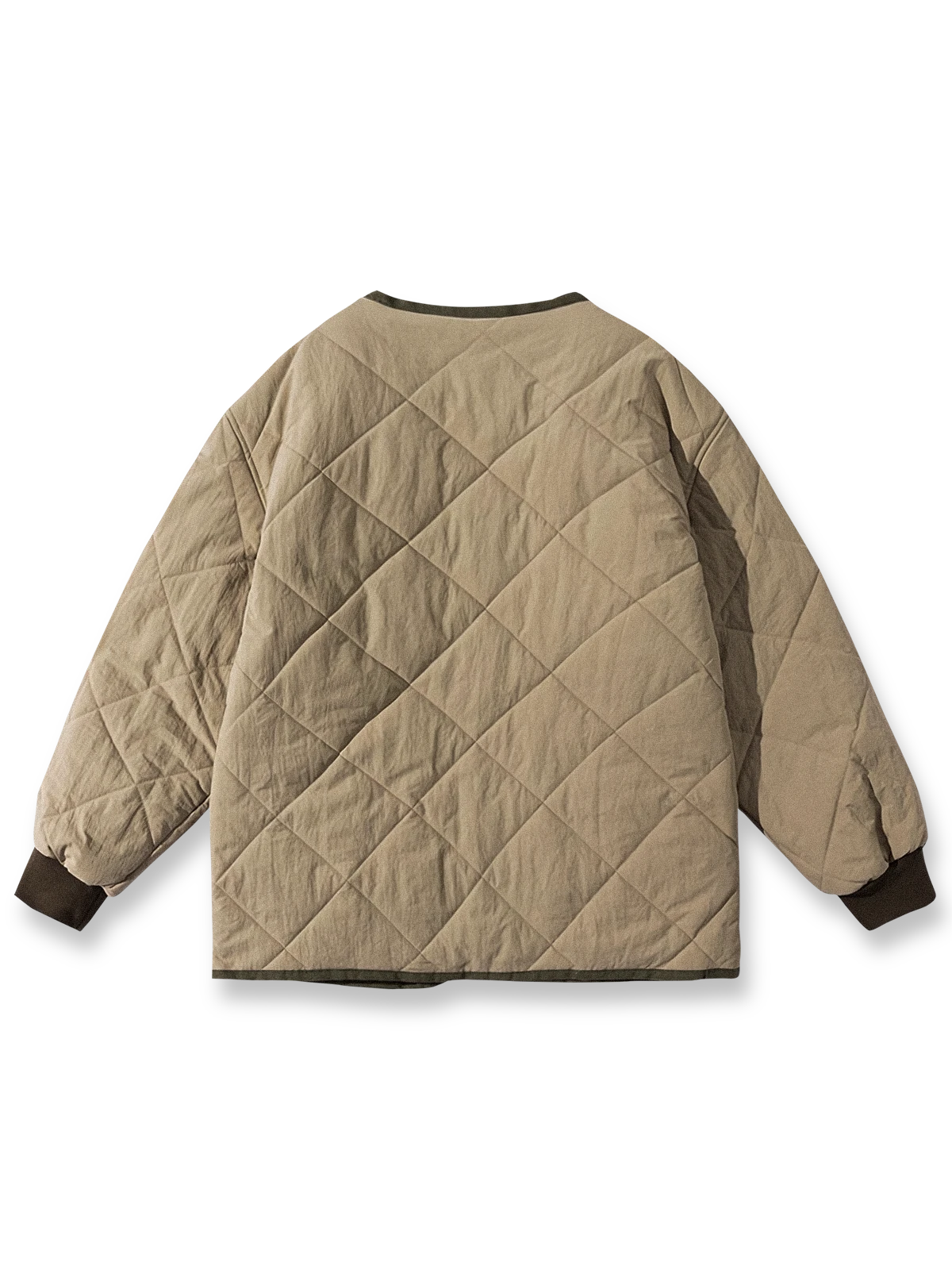 製品画像：クラシックなVネックデザインのキルティングチェック柄中綿ジャケット、100%ナイロン素材で防風性と耐裂性に優れた実用的なデザイン。秋冬に最適なシンプルで深みのあるスタイル。

詳細画像：精緻なチェック柄キルティング加工のディテール、耐久性と保温性を高める素材選び。中綿使用で軽量ながら適度な保温性を提供。
