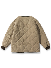 製品画像：クラシックなVネックデザインのキルティングチェック柄中綿ジャケット、100%ナイロン素材で防風性と耐裂性に優れた実用的なデザイン。秋冬に最適なシンプルで深みのあるスタイル。

詳細画像：精緻なチェック柄キルティング加工のディテール、耐久性と保温性を高める素材選び。中綿使用で軽量ながら適度な保温性を提供。
