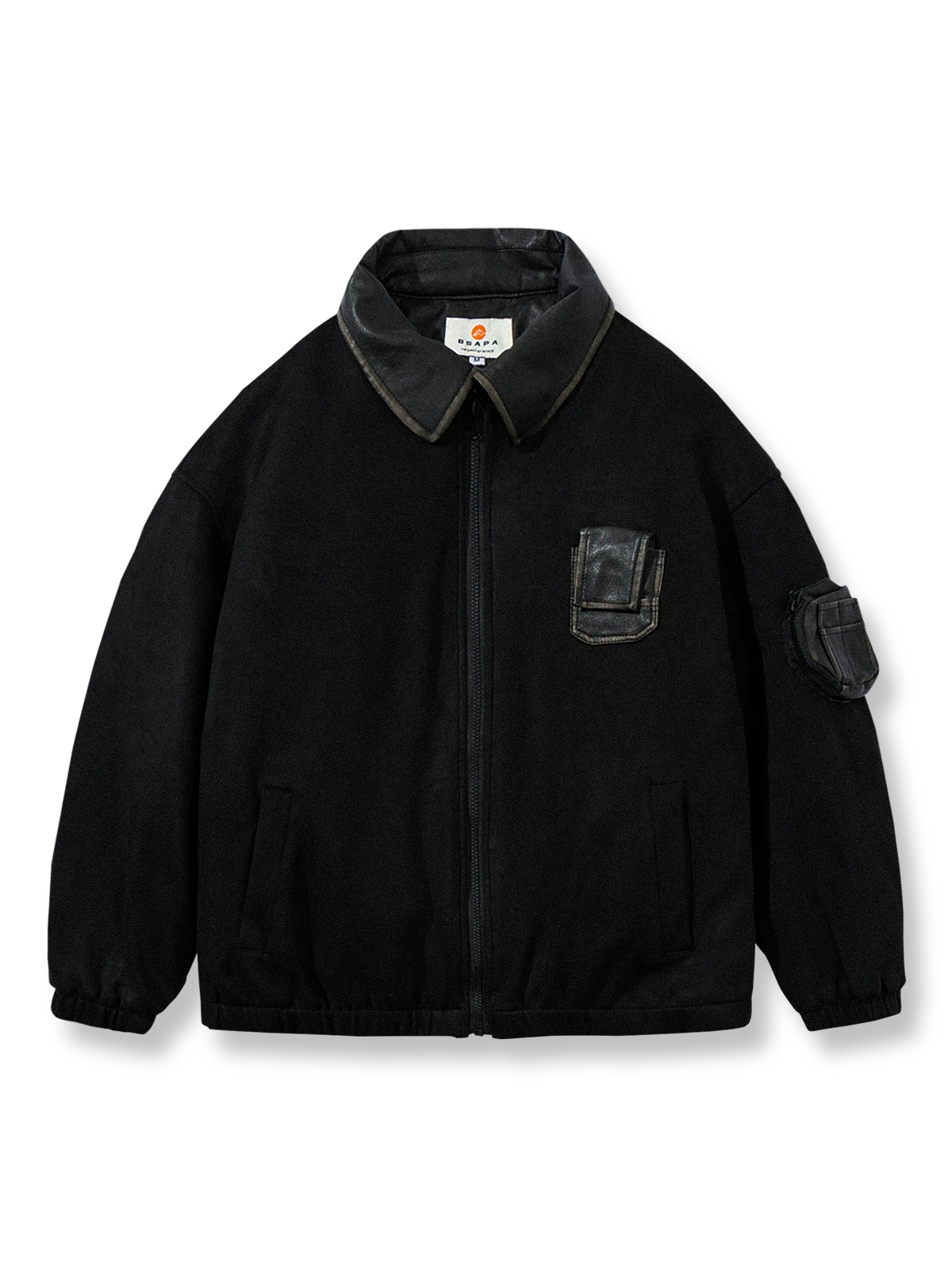 製品画像: レトロなスエード調デザインと多ポケットが特徴の中綿ジャケット。防風・保温性に優れた素材で、秋冬に最適な一着。アメリカンカジュアル風のデザインが機能性とスタイルを兼ね備えています。

詳細画像: 胸元のスエードパッチポケットと袖口の小さなポケットが際立つディテール。スエード調素材の細かな質感と、複数のポケットデザインが機能性を強化した中綿ジャケット。