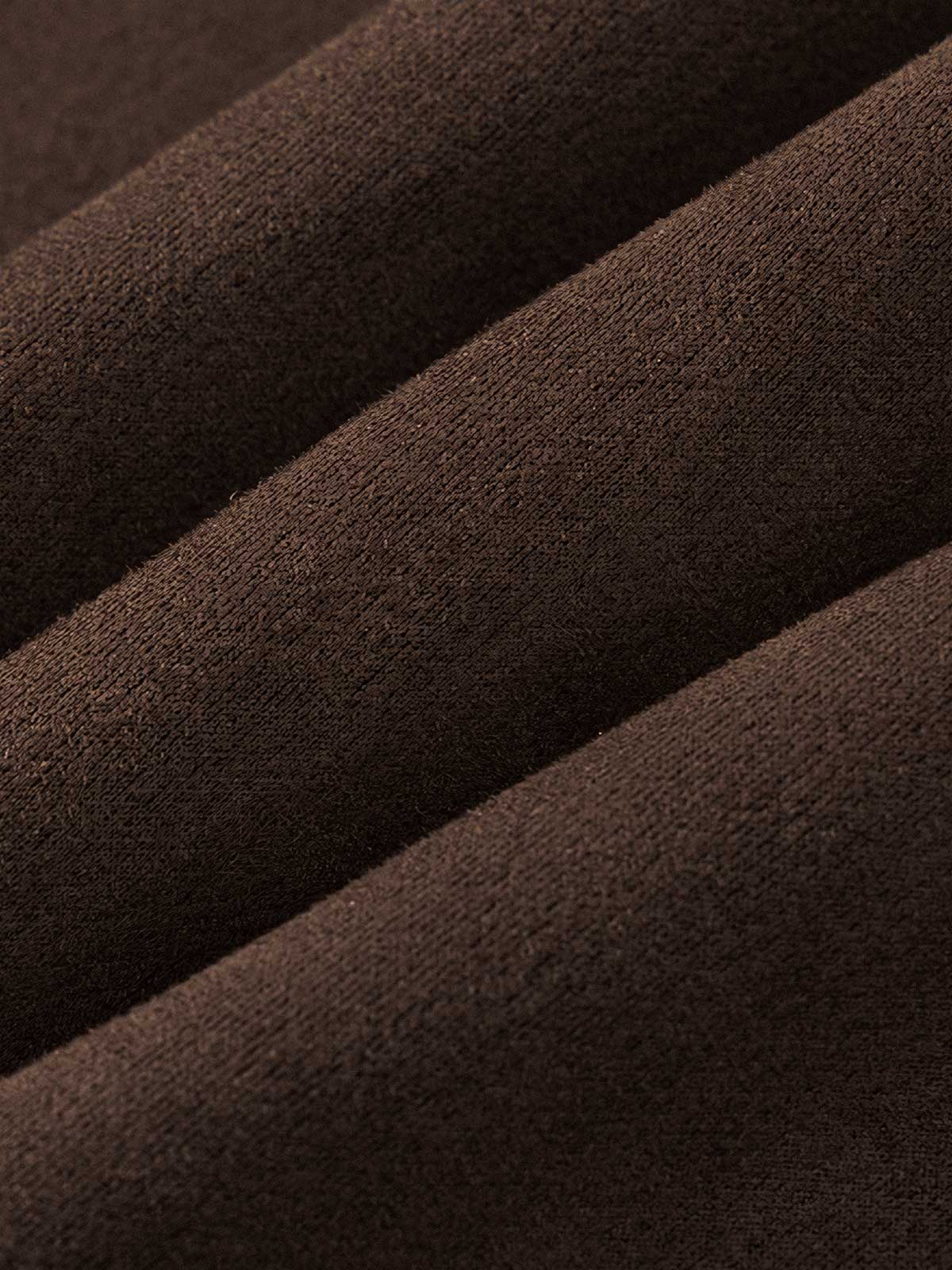 製品画像: レトロなスエード調デザインと多ポケットが特徴の中綿ジャケット。防風・保温性に優れた素材で、秋冬に最適な一着。アメリカンカジュアル風のデザインが機能性とスタイルを兼ね備えています。

詳細画像: 胸元のスエードパッチポケットと袖口の小さなポケットが際立つディテール。スエード調素材の細かな質感と、複数のポケットデザインが機能性を強化した中綿ジャケット。