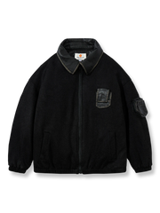 製品画像: レトロなスエード調デザインと多ポケットが特徴の中綿ジャケット。防風・保温性に優れた素材で、秋冬に最適な一着。アメリカンカジュアル風のデザインが機能性とスタイルを兼ね備えています。

詳細画像: 胸元のスエードパッチポケットと袖口の小さなポケットが際立つディテール。スエード調素材の細かな質感と、複数のポケットデザインが機能性を強化した中綿ジャケット。