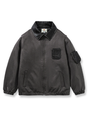 製品画像: レトロなスエード調デザインと多ポケットが特徴の中綿ジャケット。防風・保温性に優れた素材で、秋冬に最適な一着。アメリカンカジュアル風のデザインが機能性とスタイルを兼ね備えています。

詳細画像: 胸元のスエードパッチポケットと袖口の小さなポケットが際立つディテール。スエード調素材の細かな質感と、複数のポケットデザインが機能性を強化した中綿ジャケット。