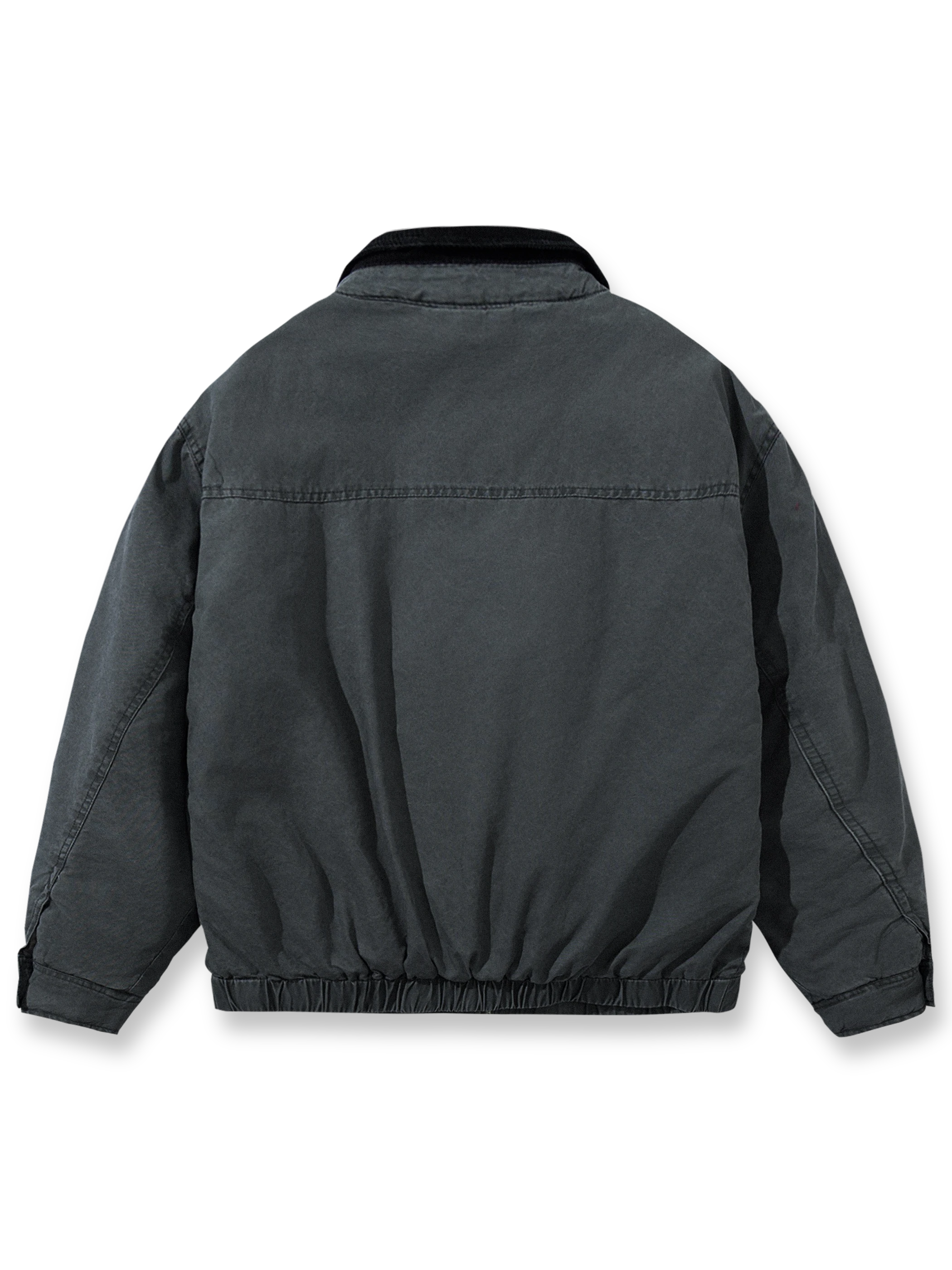 製品画像: ウォッシュド多ポケット中綿ジャケット正面展示画像。レトロなワークウェアスタイルを取り入れたクラシックな多ポケットデザインが特徴。耐久性のある100%コットン素材で快適な着心地。

詳細画像: 中綿ジャケットのディテール、ハンティングスタイルのポケット配置やコーデュロイ襟のアップ。生地の質感とデザインの精緻さを強調。