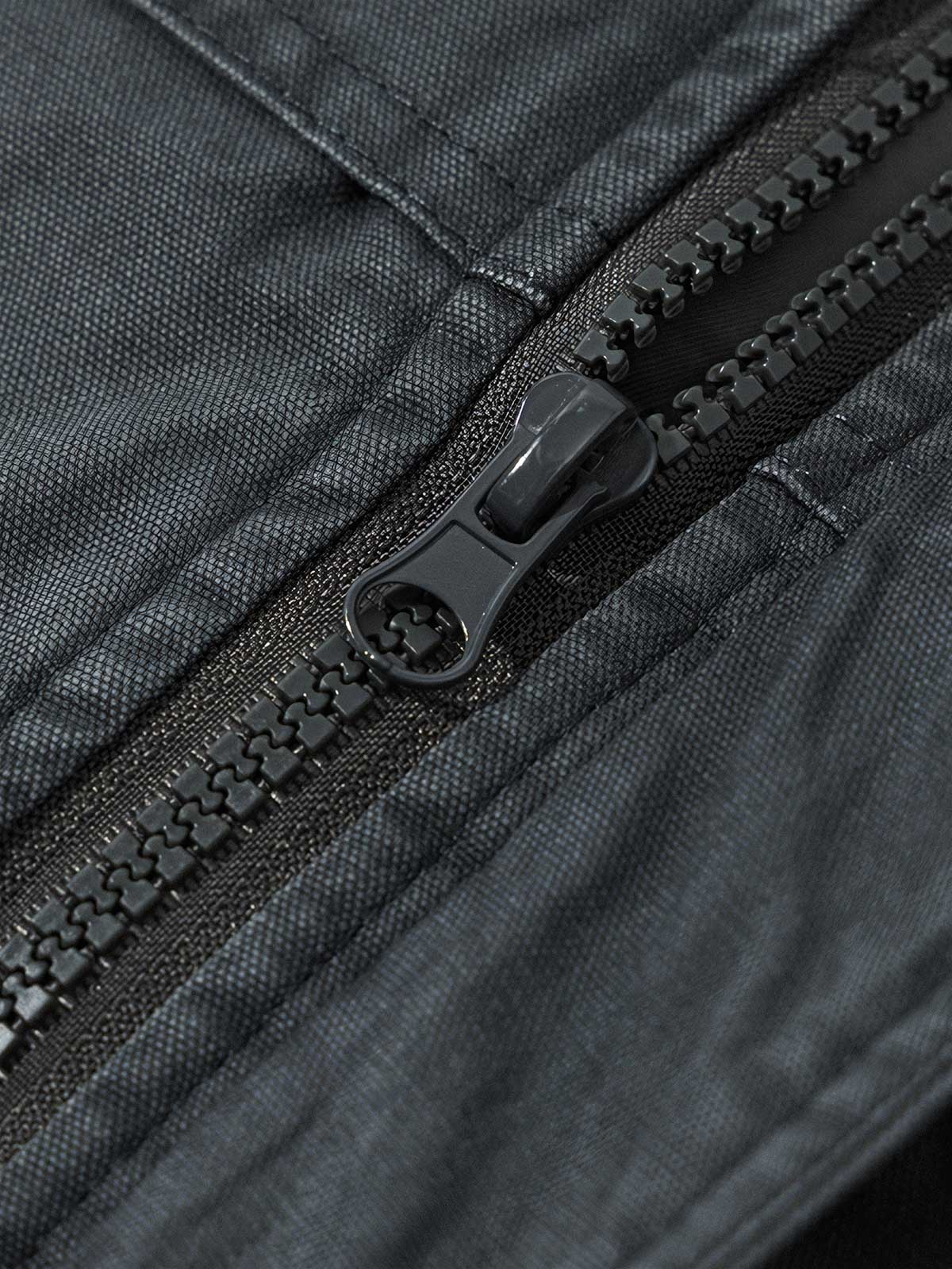 製品画像: ウォッシュド多ポケット中綿ジャケット正面展示画像。レトロなワークウェアスタイルを取り入れたクラシックな多ポケットデザインが特徴。耐久性のある100%コットン素材で快適な着心地。

詳細画像: 中綿ジャケットのディテール、ハンティングスタイルのポケット配置やコーデュロイ襟のアップ。生地の質感とデザインの精緻さを強調。