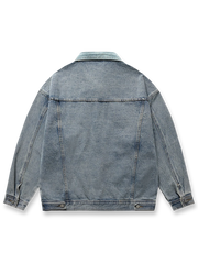 製品画像
「バイカラーパッチワーク デニム ワークジャケットの正面全体図。ヴィンテージデニムを使用し、バイカラーデザインが際立つパッチワークが特徴的な一着。ルーズフィットシルエットと耐久性に優れたデニム素材が、日常やアウトドアシーンで快適さとトレンド感を両立する万能アイテム。」

詳細画像
「バイカラーパッチワーク デニム ワークジャケットのディテール特写。コントラストのあるバイカラーのパッチワークデザインと多機能ポケットが、個性と実用性を兼ね備える。耐久性の高いデニム素材と丁寧な縫製が、ヴィンテージ感と品質の高さを引き立てている。」