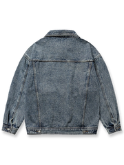 製品画像
「ライトニングモチーフ刺繍 ヴィンテージ デニムジャケットの正面全体図。1970年代のクラシックなデニムジャケットデザインをベースに、現代的な刺繍ディテールを加えた一着。高品質12.5ozデニム素材と特殊なウォッシュ加工が、自然な色落ちとヴィンテージ感を演出。ルーズフィットとドロップショルダーのシルエットでコーディネート自由度が高い万能アイテム。」

詳細画像
「ライトニングモチーフ刺繍 ヴィンテージ デニムジャケットのディテール特写。胸元の多機能ポケットとヴィンテージ調のメタルボタンが、クラシックなデザイン性と実用性を両立。ライトニング刺繍が個性を引き立て、自然な色落ちのある高品質デニム素材が独特の風合いを提供。」