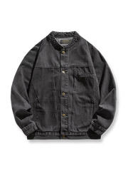 製品画像: "ヴィンテージウォッシュスタンドカラーデニムジャケットの正面ビュー、シンプルで洗練されたデザイン"
詳細画像: "スタンドカラーと多ポケットデザインの特写、ヴィンテージ感のあるディテール"
