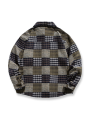 製品画像: "パッチワーク風配色チェックシャツの正面ビュー、レトロなフランネルデザイン"
詳細画像: "配色チェックのディテールと胸ポケットの特写、クラシックな長袖シャツ"