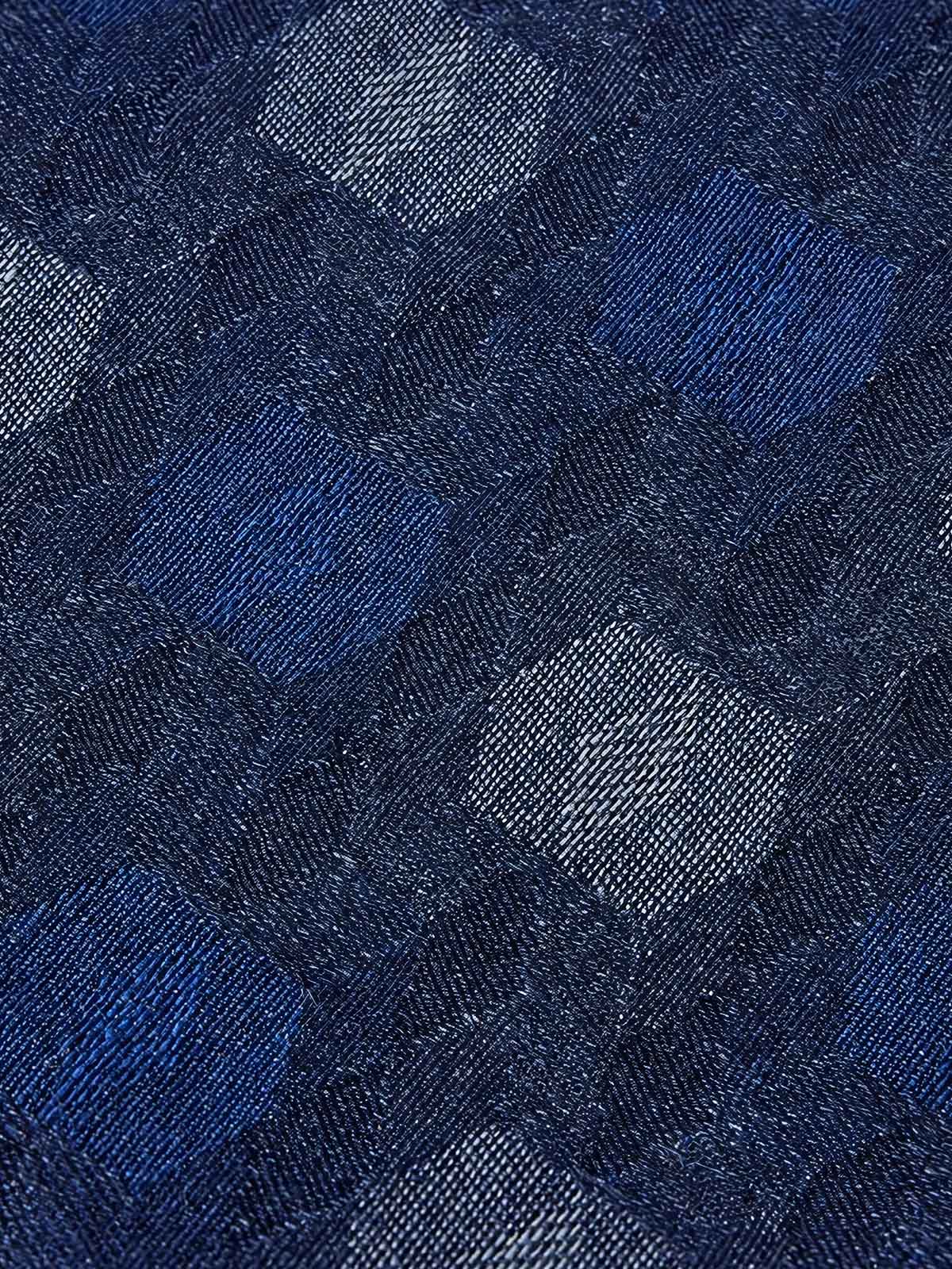 製品画像: "ダイヤ柄暗紋デニムシャツの正面ビュー、シンプルで個性的なデザイン"
詳細画像: "ダイヤ柄暗紋と胸ポケットのディテール、クラシックなデニムシャツ"