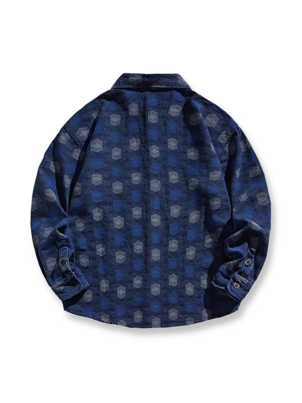 製品画像: "ダイヤ柄暗紋デニムシャツの正面ビュー、シンプルで個性的なデザイン"
詳細画像: "ダイヤ柄暗紋と胸ポケットのディテール、クラシックなデニムシャツ"