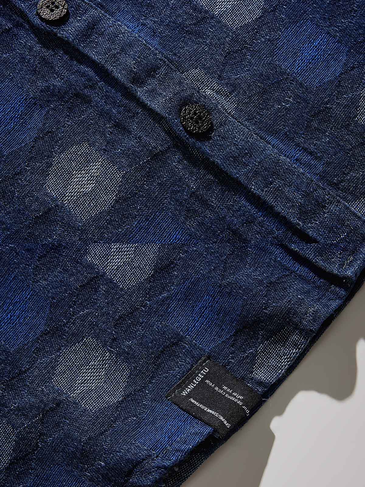 製品画像: "ダイヤ柄暗紋デニムシャツの正面ビュー、シンプルで個性的なデザイン"
詳細画像: "ダイヤ柄暗紋と胸ポケットのディテール、クラシックなデニムシャツ"