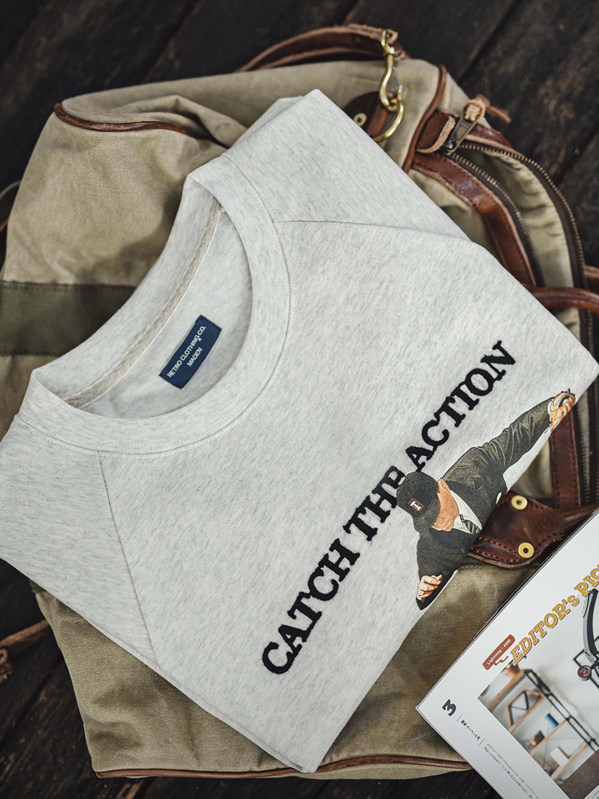 モデルがデニムと合わせて着こなす、ヴィンテージスポーツスタイルのスウェットコーデ