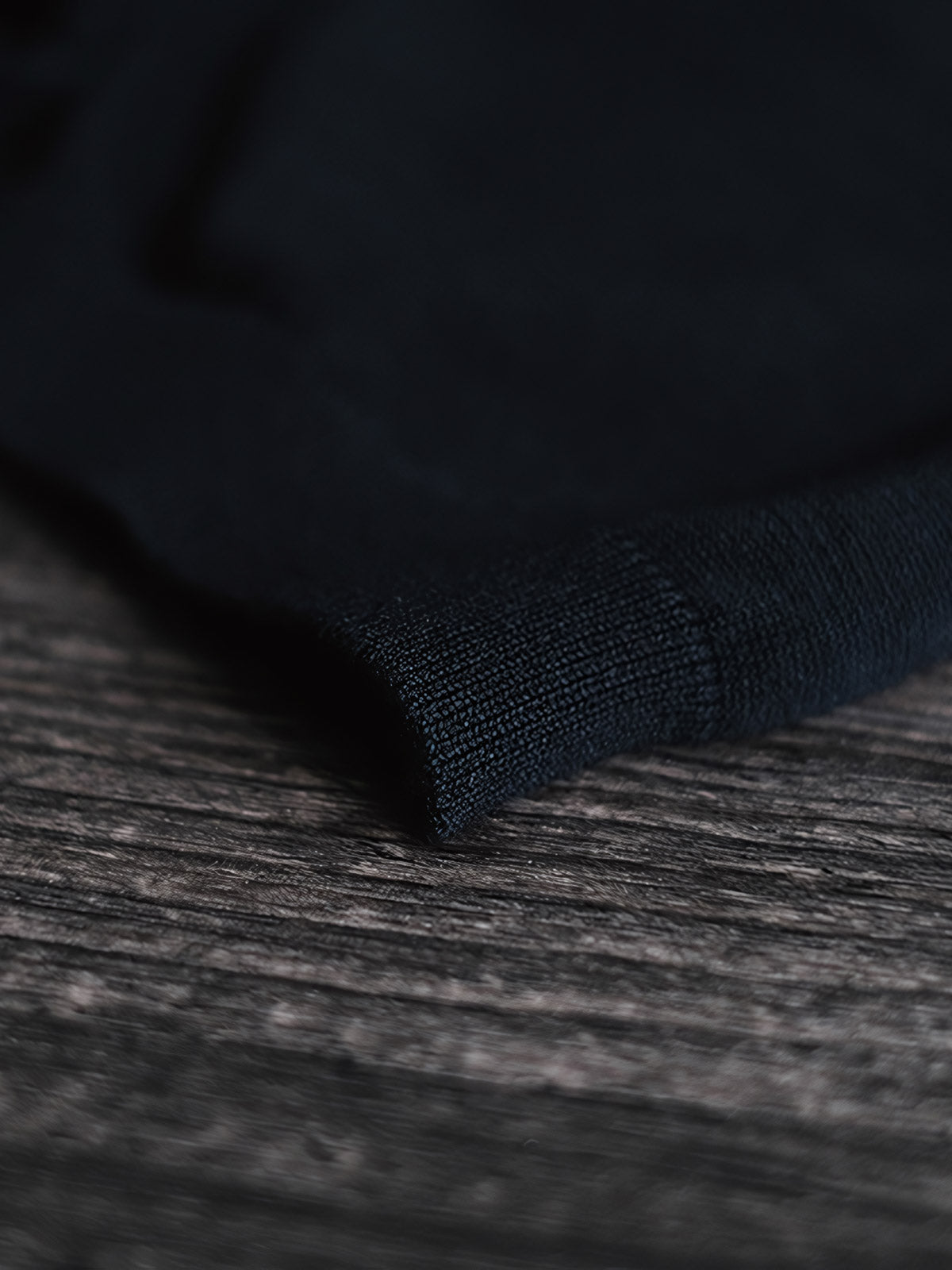 ポロシャツの高織り長繊維綿素材と天然貝殻ボタンのディテールを特集し、品質へのこだわりを示す。