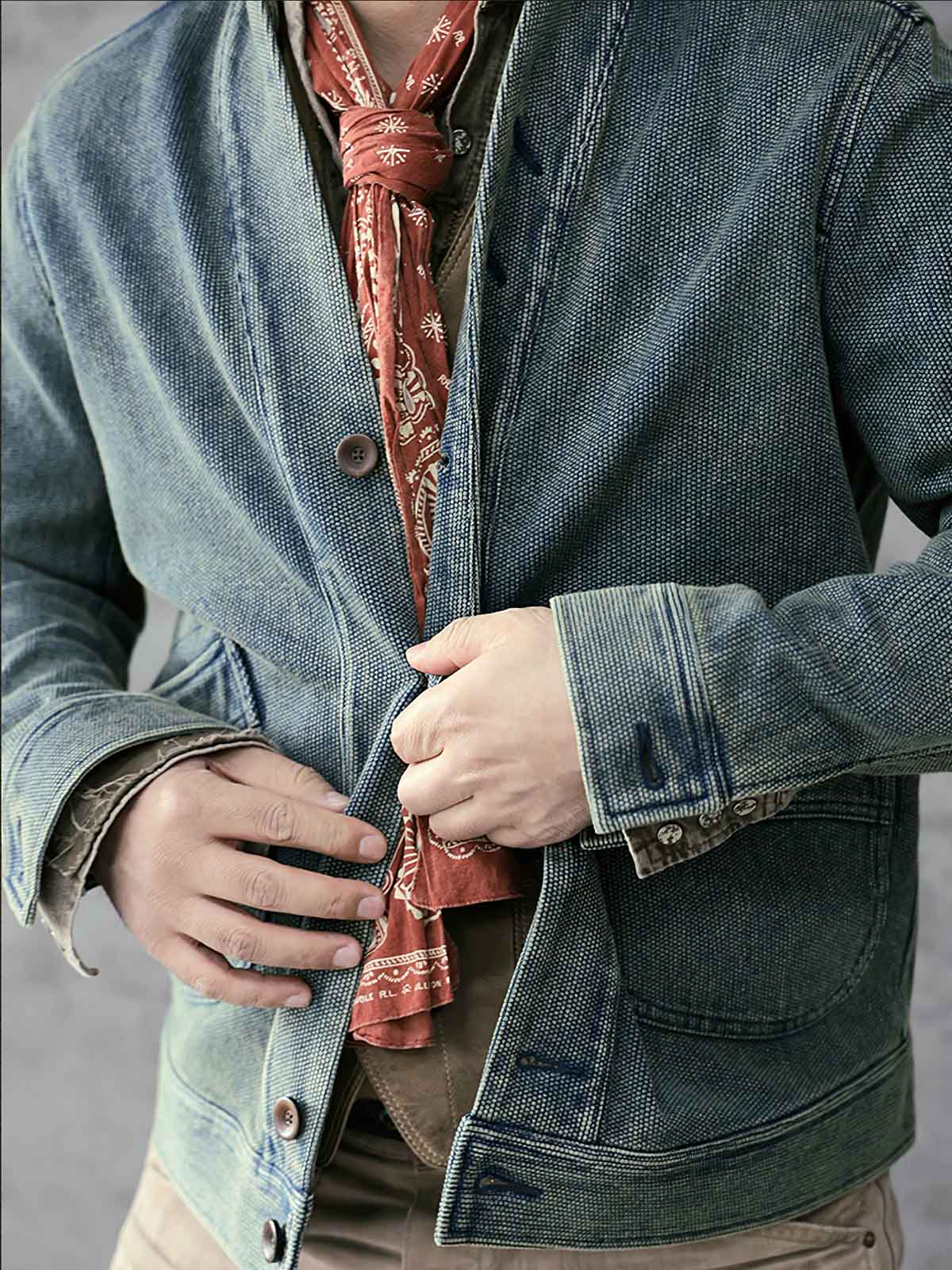 モデル画像: モデルが着用した藍染め剣道カーディガンはんてんのスタイル