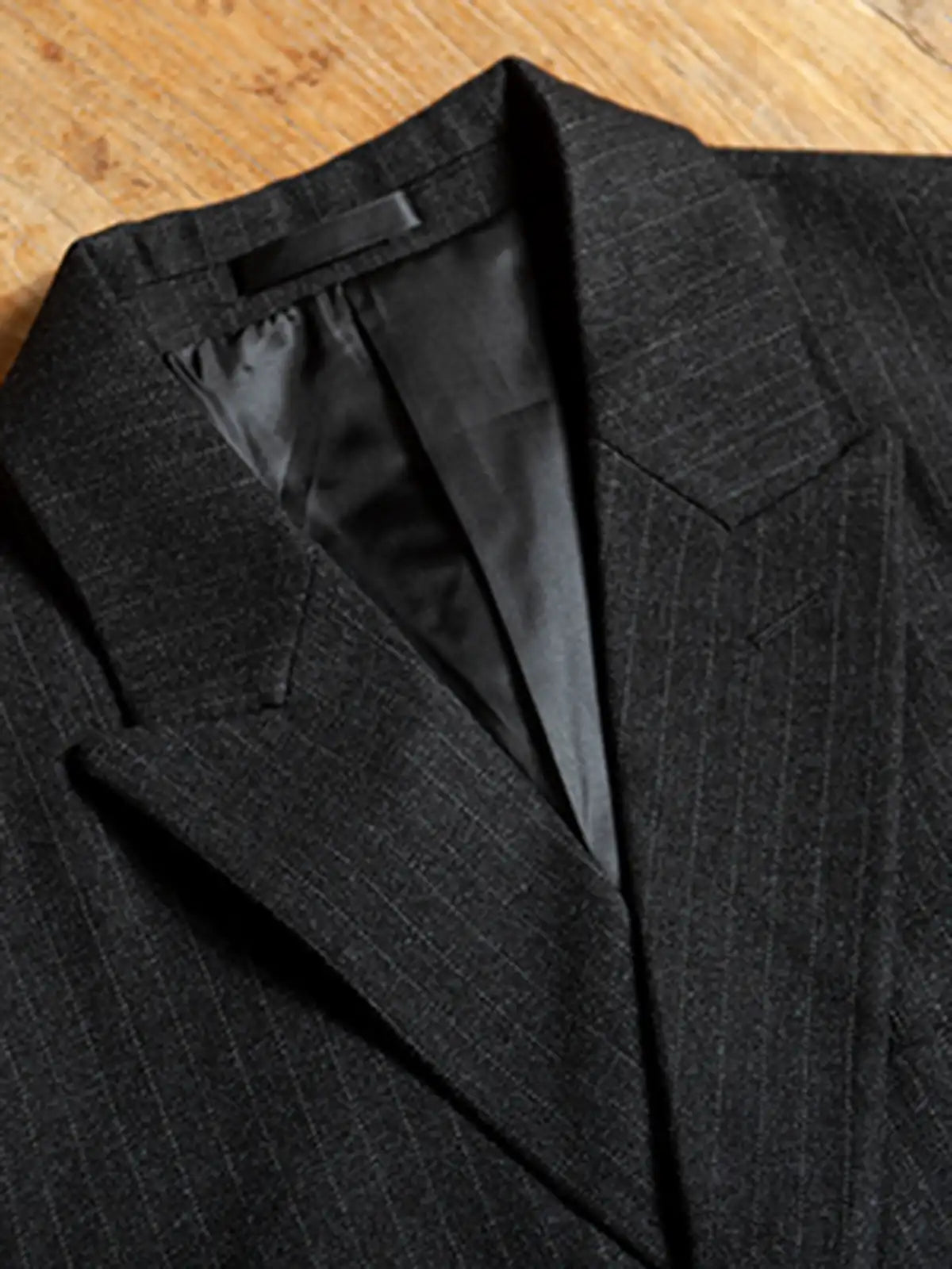 ダブルブレスト仕様のストライプ柄スーツジャケット