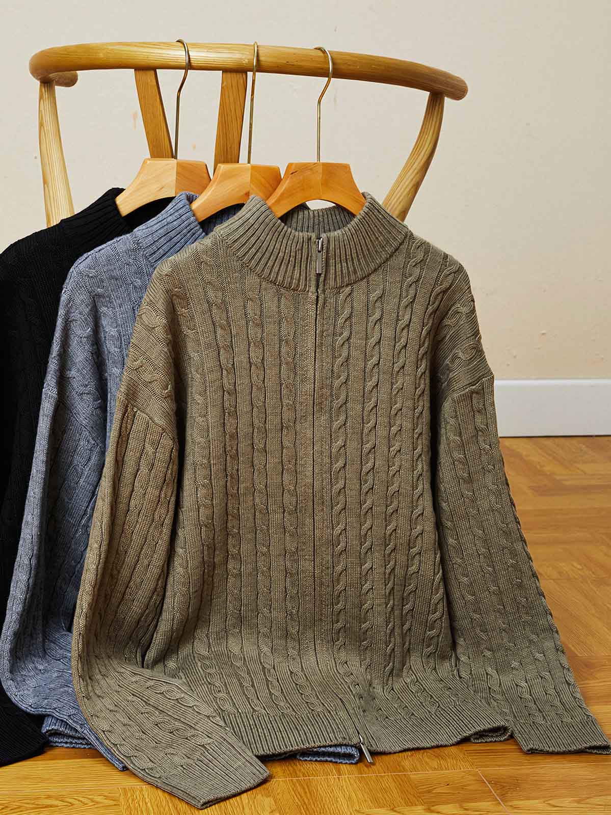 製品画像
"ウールケーブル編みジップカーディガン（厚手）、ウール混紡素材で編まれたケーブル編みデザイン、優れた保温性と耐久性を持ち、シワや色あせが少なく、冬季に最適な厚手のジップカーディガン"

詳細画像
"ウール混紡素材とケーブル編みデザインを組み合わせたジップカーディガン、7ゲージのコンピュータ制御編み機で編み上げられた織り方、細部にこだわり、毛玉ができにくい耐久性の高い仕上げ"
