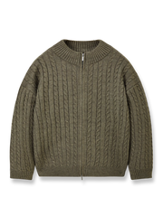 製品画像
"ウールケーブル編みジップカーディガン（厚手）、ウール混紡素材で編まれたケーブル編みデザイン、優れた保温性と耐久性を持ち、シワや色あせが少なく、冬季に最適な厚手のジップカーディガン"

詳細画像
"ウール混紡素材とケーブル編みデザインを組み合わせたジップカーディガン、7ゲージのコンピュータ制御編み機で編み上げられた織り方、細部にこだわり、毛玉ができにくい耐久性の高い仕上げ"
