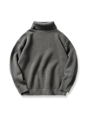 製品画像：
4色のカラーバリエーションが揃ったタートルネックセーター。柔らかな混紡素材で、コットンの透湿性とアクリルの耐久性を兼ね備え、秋冬にぴったりなアイテム。エレガントでシンプルなデザインが特徴。

詳細画像：
柔らかな手触りの混紡素材、タートルネックデザインが首元を暖かく保ち、秋冬シーズンに最適。精巧な編み込み技術とゆったりしたカットが、さまざまな体型にフィット。