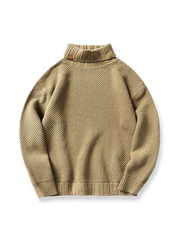 製品画像：
4色のカラーバリエーションが揃ったタートルネックセーター。柔らかな混紡素材で、コットンの透湿性とアクリルの耐久性を兼ね備え、秋冬にぴったりなアイテム。エレガントでシンプルなデザインが特徴。

詳細画像：
柔らかな手触りの混紡素材、タートルネックデザインが首元を暖かく保ち、秋冬シーズンに最適。精巧な編み込み技術とゆったりしたカットが、さまざまな体型にフィット。