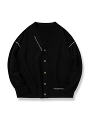 製品画像
「Vネック ニットカーディガンの全体像。ブラック、グレー、ベージュの3色展開で、高品質アクリルコットン混紡素材を使用したルーズフィットデザイン」

詳細画像
「Vネック ニットカーディガンのボタンディテールと9ゲージの精密編みの質感をクローズアップ」