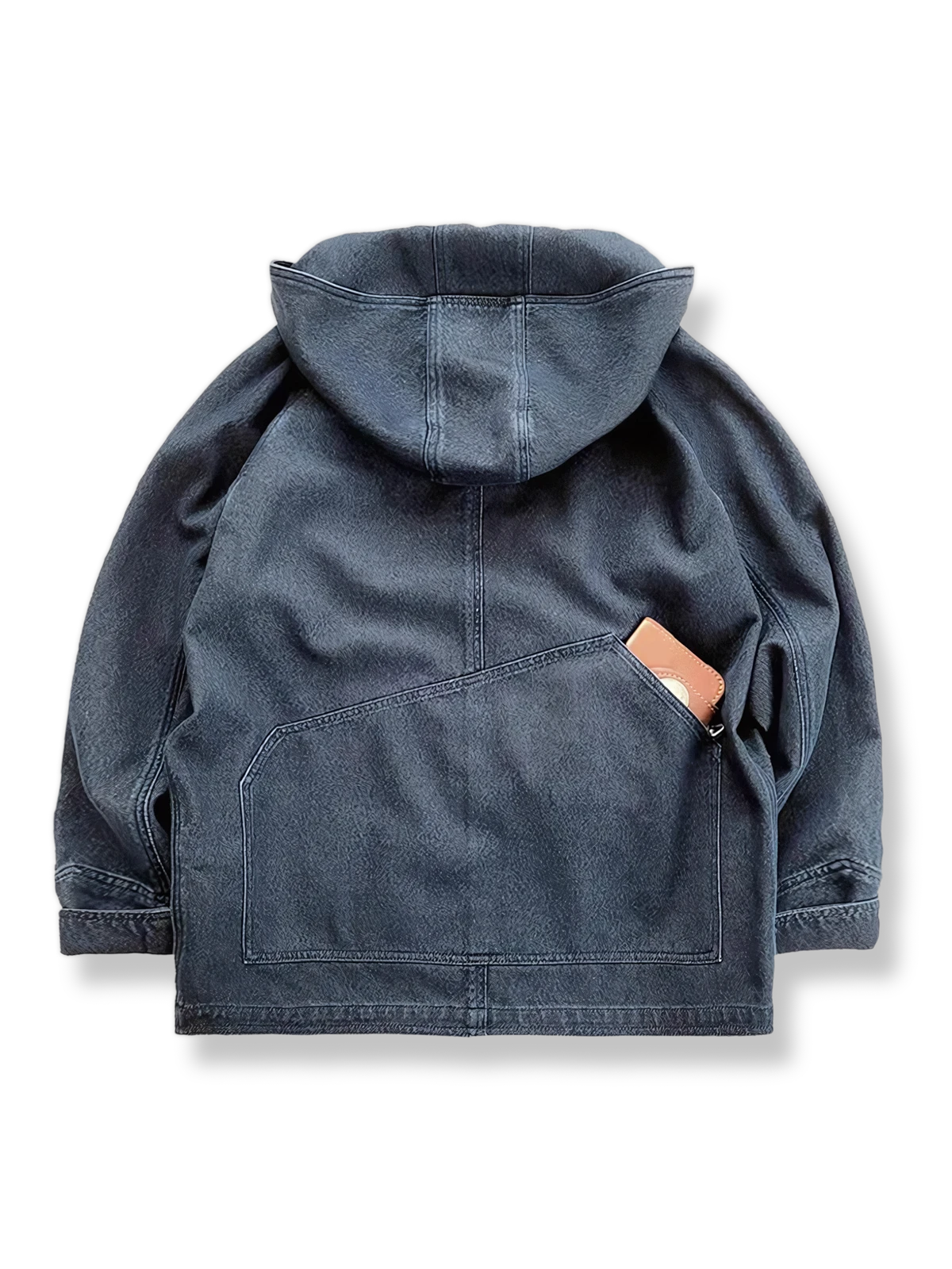 製品画像: コットン100%素材を使用したデニムフード付きコート全体写真。クラシックなトレンチデザインにレトロ感と実用性を融合。
詳細画像: フードと広めのポケットのディテールを強調した写真。デザイン性と収納力を兼ね備えたポイントを表現。