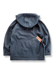 製品画像: コットン100%素材を使用したデニムフード付きコート全体写真。クラシックなトレンチデザインにレトロ感と実用性を融合。
詳細画像: フードと広めのポケットのディテールを強調した写真。デザイン性と収納力を兼ね備えたポイントを表現。