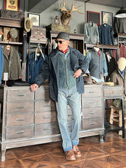 詳細画像: フードと広めのポケットのディテールを強調した写真。デザイン性と収納力を兼ね備えたポイントを表現。
モデル画像: デニムフード付きコートを着用したモデルによるカジュアルかつ洗練されたスタイル写真。