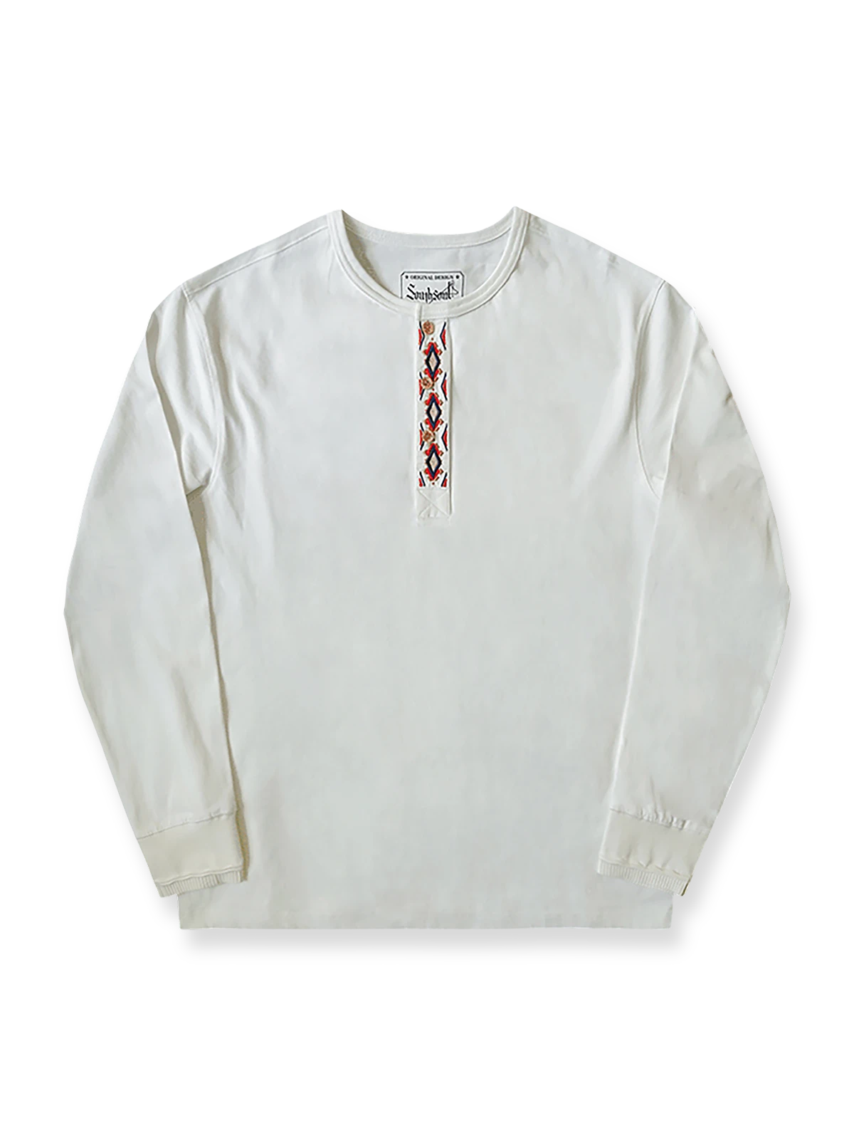 製品画像
クラシックな刺繍入りデザインの改良型ヴィンテージヘンリーネック 長袖Tシャツの正面全体画像。高品質なアメリカ産ピマコットン素材を使用した一着。

詳細画像
刺繍入りの近似色前立てとダブルステッチ仕上げ、リブ仕様の袖口ディテールをクローズアップした画像。美しい縫製と耐久性が特徴。