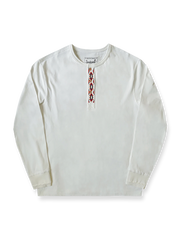 製品画像
クラシックな刺繍入りデザインの改良型ヴィンテージヘンリーネック 長袖Tシャツの正面全体画像。高品質なアメリカ産ピマコットン素材を使用した一着。

詳細画像
刺繍入りの近似色前立てとダブルステッチ仕上げ、リブ仕様の袖口ディテールをクローズアップした画像。美しい縫製と耐久性が特徴。