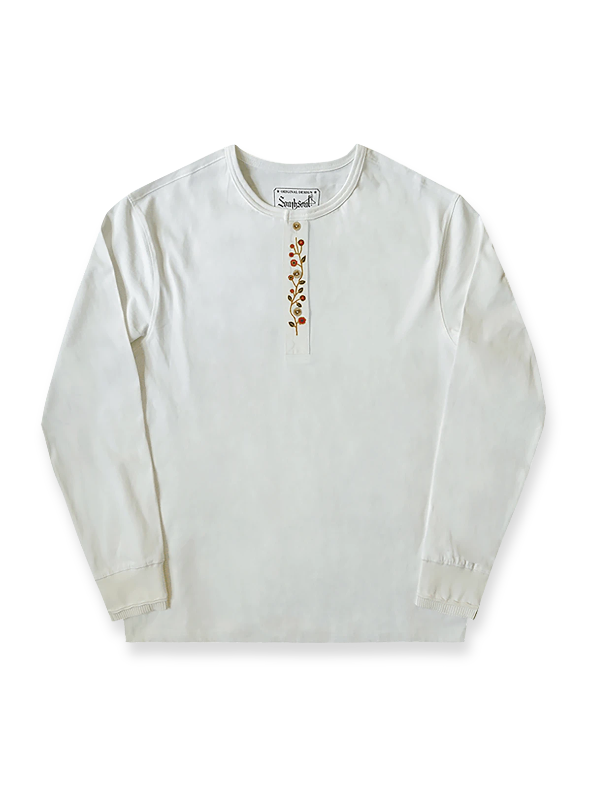 製品画像
クラシックな刺繍入りデザインの改良型ヴィンテージヘンリーネック 長袖Tシャツの正面全体画像。高品質なアメリカ産ピマコットン素材を使用した一着。

詳細画像
刺繍入りの近似色前立てとダブルステッチ仕上げ、リブ仕様の袖口ディテールをクローズアップした画像。美しい縫製と耐久性が特徴。