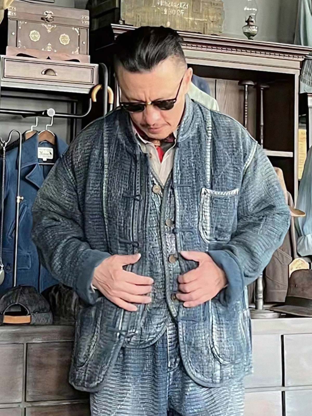 詳細画像: チャイナボタンのクラシックなディテールとストーンウォッシュ加工による深みのある藍色を強調した写真。
モデル画像: Indigo 藍染め スタンドカラーチャイナボタン コートを着用したモデルによる、洗練されたヴィンテージスタイルのコーディネート写真。