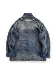 製品画像: Indigo 藍染め スタンドカラーチャイナボタン コート全体写真。藍染め技法とストーンウォッシュ加工が際立つ、東洋の美学とヴィンテージスタイルを融合したデザイン。
詳細画像: チャイナボタンのクラシックなディテールとストーンウォッシュ加工による深みのある藍色を強調した写真。