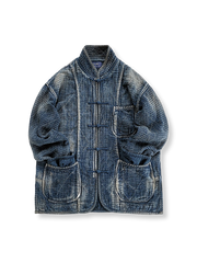 製品画像: Indigo 藍染め スタンドカラーチャイナボタン コート全体写真。藍染め技法とストーンウォッシュ加工が際立つ、東洋の美学とヴィンテージスタイルを融合したデザイン。
詳細画像: チャイナボタンのクラシックなディテールとストーンウォッシュ加工による深みのある藍色を強調した写真。