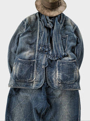 製品画像: Indigo 藍染め スタンドカラーチャイナボタン コート全体写真。藍染め技法とストーンウォッシュ加工が際立つ、東洋の美学とヴィンテージスタイルを融合したデザイン。
詳細画像: チャイナボタンのクラシックなディテールとストーンウォッシュ加工による深みのある藍色を強調した写真。