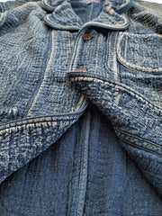 製品画像: Indigo 藍染め 刺子織り カジュアルブレザー全体写真。天然植物藍染めと刺子織りの伝統工芸が際立つヴィンテージスタイルのブレザー。
詳細画像: 刺子織りのピースワークデザインと天然本牛角ボタンの高品質ディテールを強調した写真。深みのある藍色が特徴。