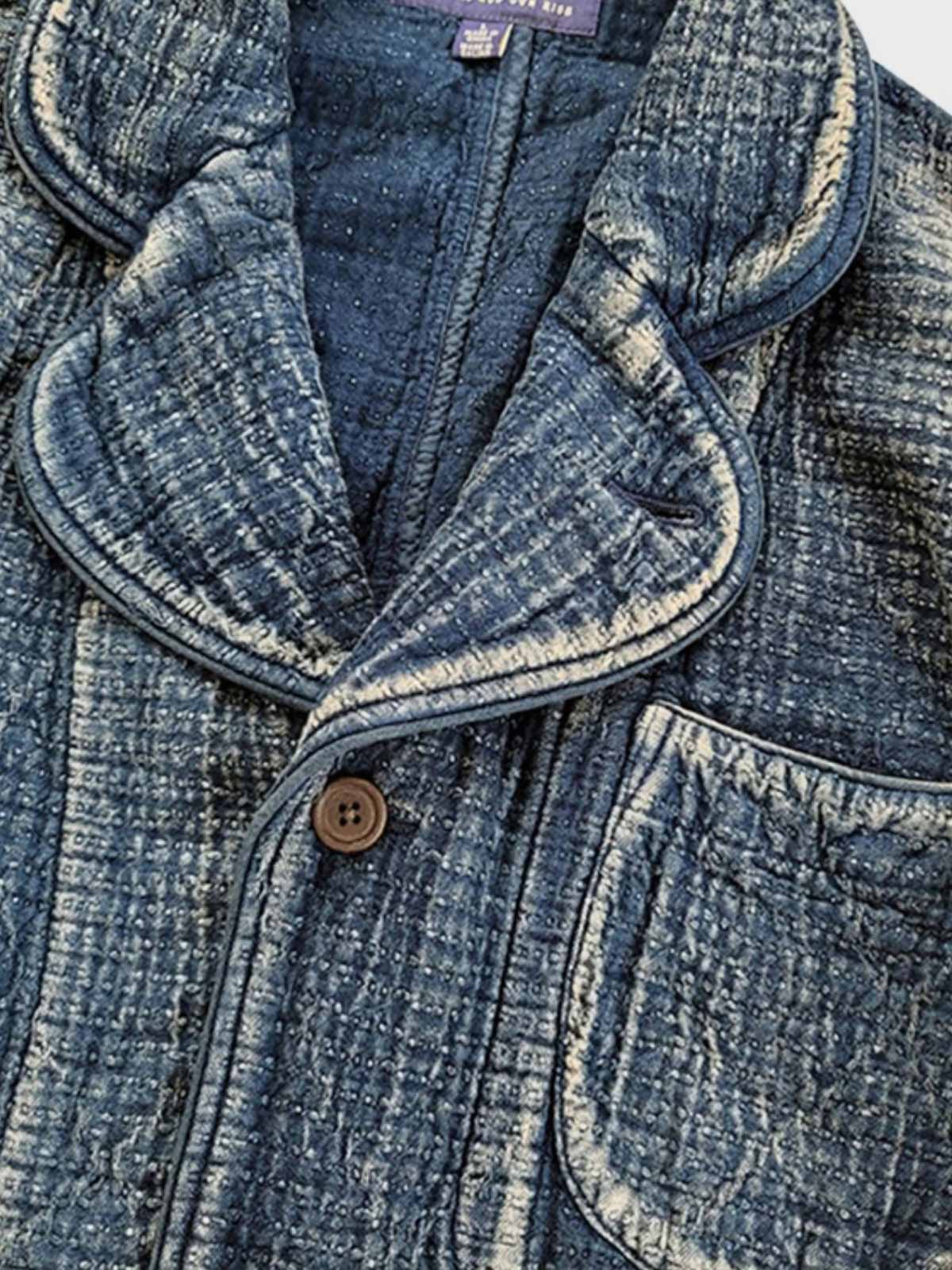 製品画像: Indigo 藍染め 刺子織り カジュアルブレザー全体写真。天然植物藍染めと刺子織りの伝統工芸が際立つヴィンテージスタイルのブレザー。
詳細画像: 刺子織りのピースワークデザインと天然本牛角ボタンの高品質ディテールを強調した写真。深みのある藍色が特徴。