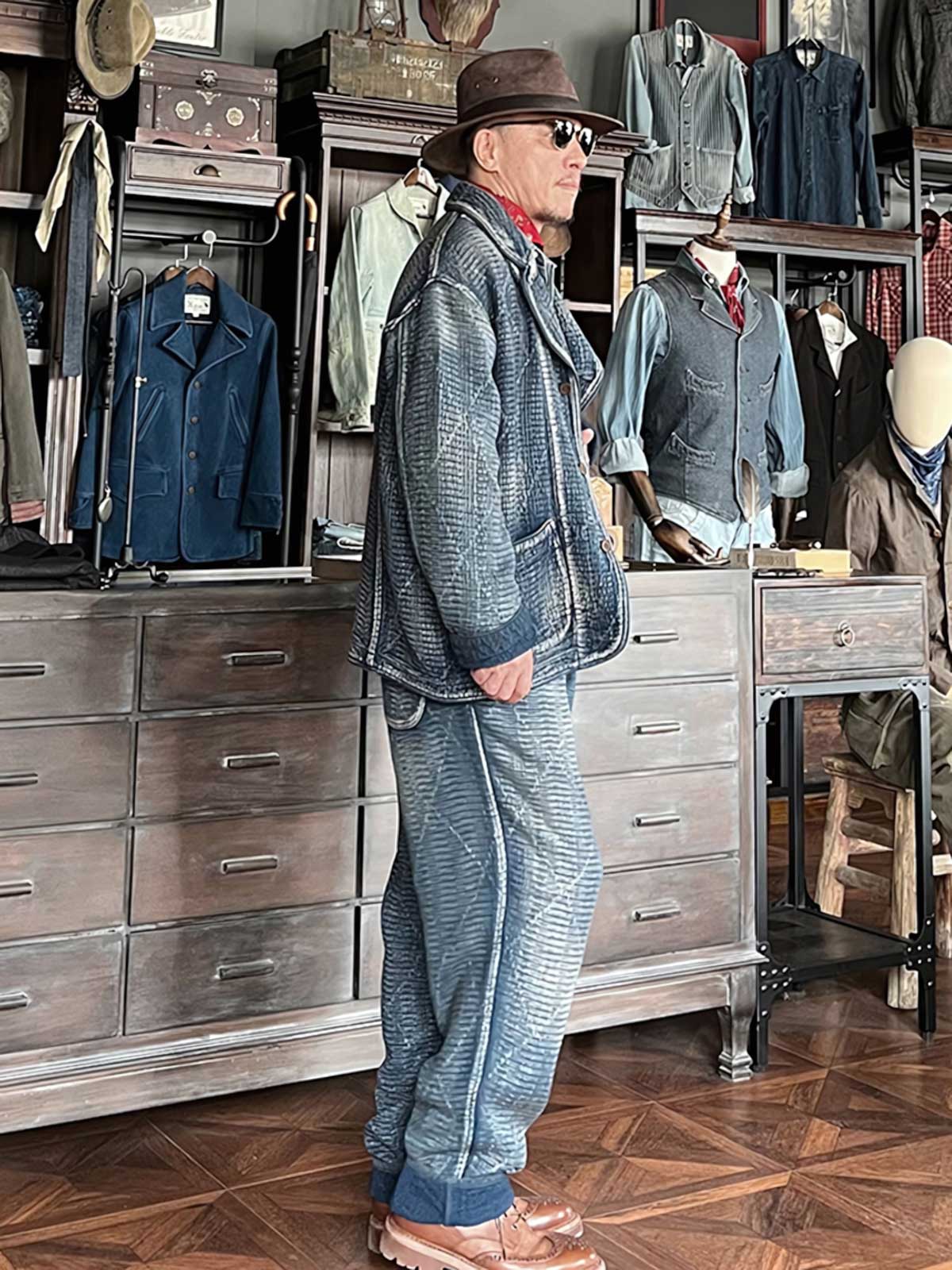 詳細画像: 刺子織りのピースワークデザインと天然本牛角ボタンの高品質ディテールを強調した写真。深みのある藍色が特徴。
モデル画像: Indigo 藍染め 刺子織り カジュアルブレザーを着用したモデルによる、上品でヴィンテージ感あふれるスタイリング写真。