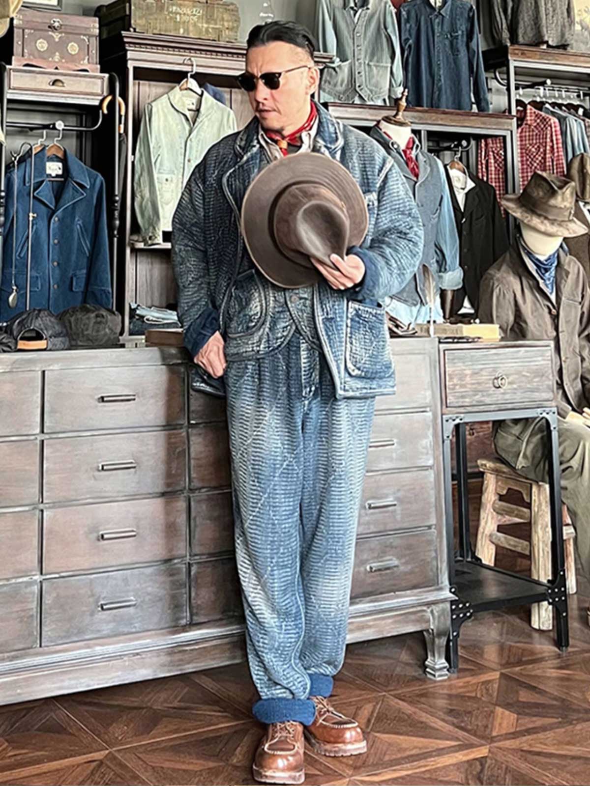 詳細画像: 刺子織りのピースワークデザインと天然本牛角ボタンの高品質ディテールを強調した写真。深みのある藍色が特徴。
モデル画像: Indigo 藍染め 刺子織り カジュアルブレザーを着用したモデルによる、上品でヴィンテージ感あふれるスタイリング写真。