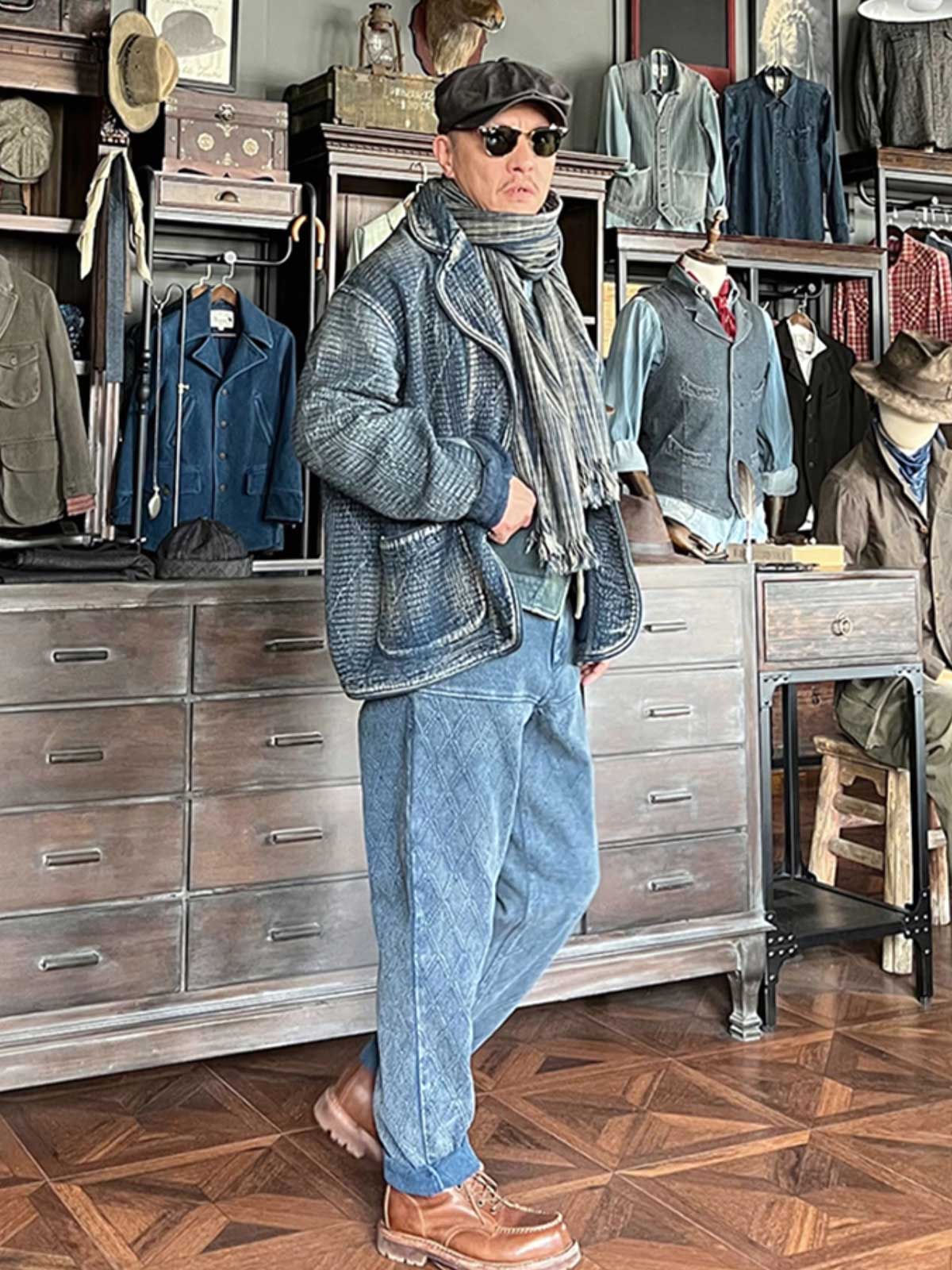 詳細画像: 刺子織りのピースワークデザインと天然本牛角ボタンの高品質ディテールを強調した写真。深みのある藍色が特徴。
モデル画像: Indigo 藍染め 刺子織り カジュアルブレザーを着用したモデルによる、上品でヴィンテージ感あふれるスタイリング写真。