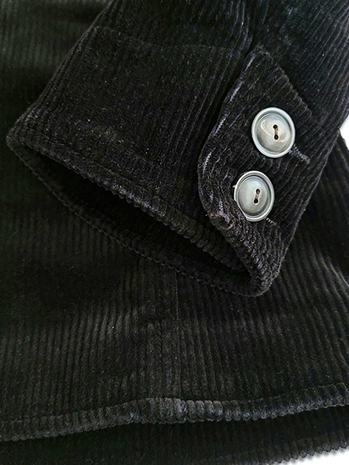 製品画像：ブラックの厚手コーデュロイスタンドカラージャケットの正面
詳細画像：天然牛角ボタンとスタンドカラーの質感ディテール