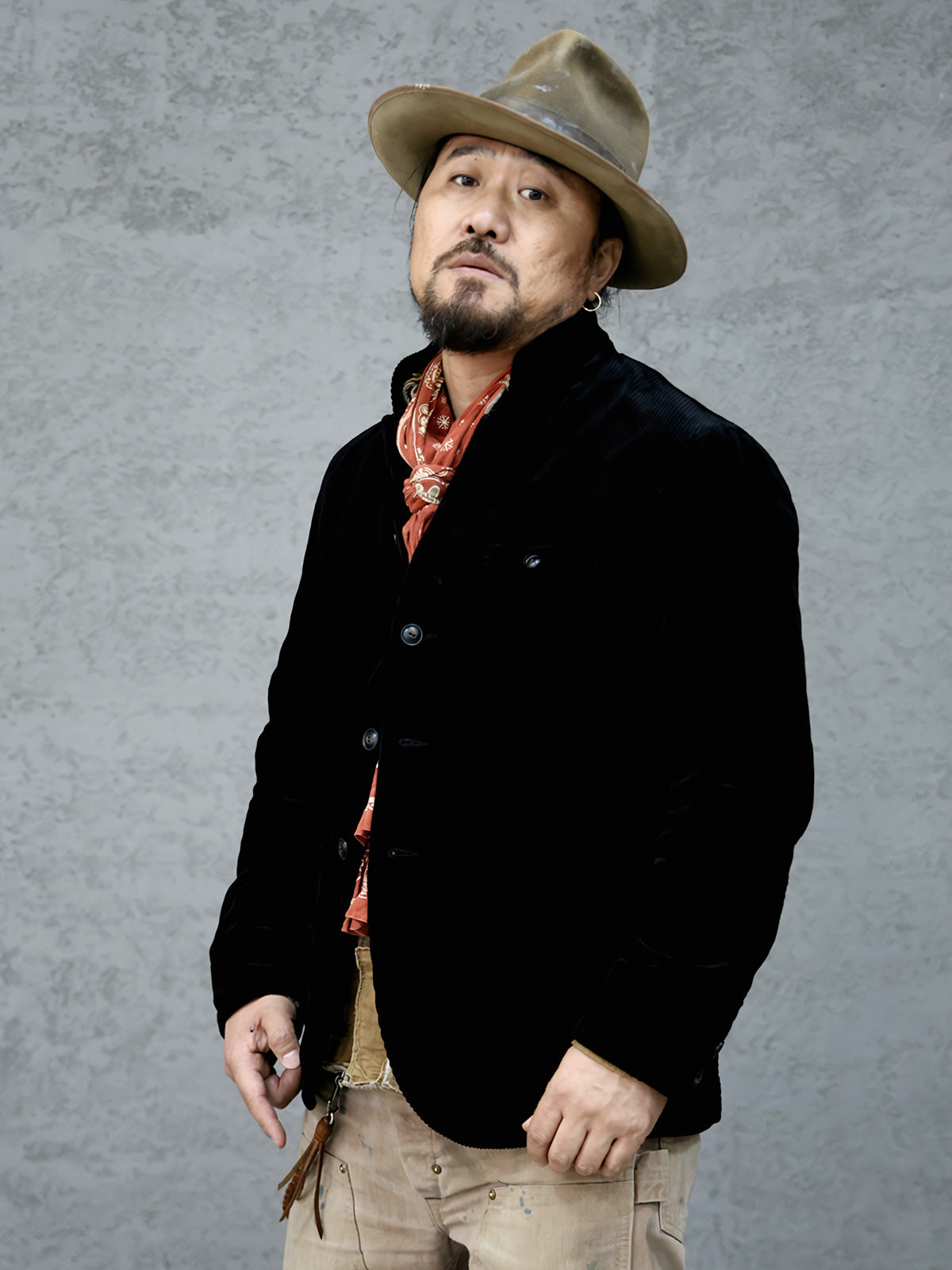 製品画像：ブラックの厚手コーデュロイスタンドカラージャケットの正面
詳細画像：天然牛角ボタンとスタンドカラーの質感ディテール