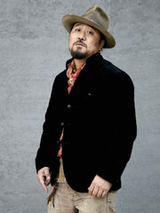 製品画像：ブラックの厚手コーデュロイスタンドカラージャケットの正面
詳細画像：天然牛角ボタンとスタンドカラーの質感ディテール