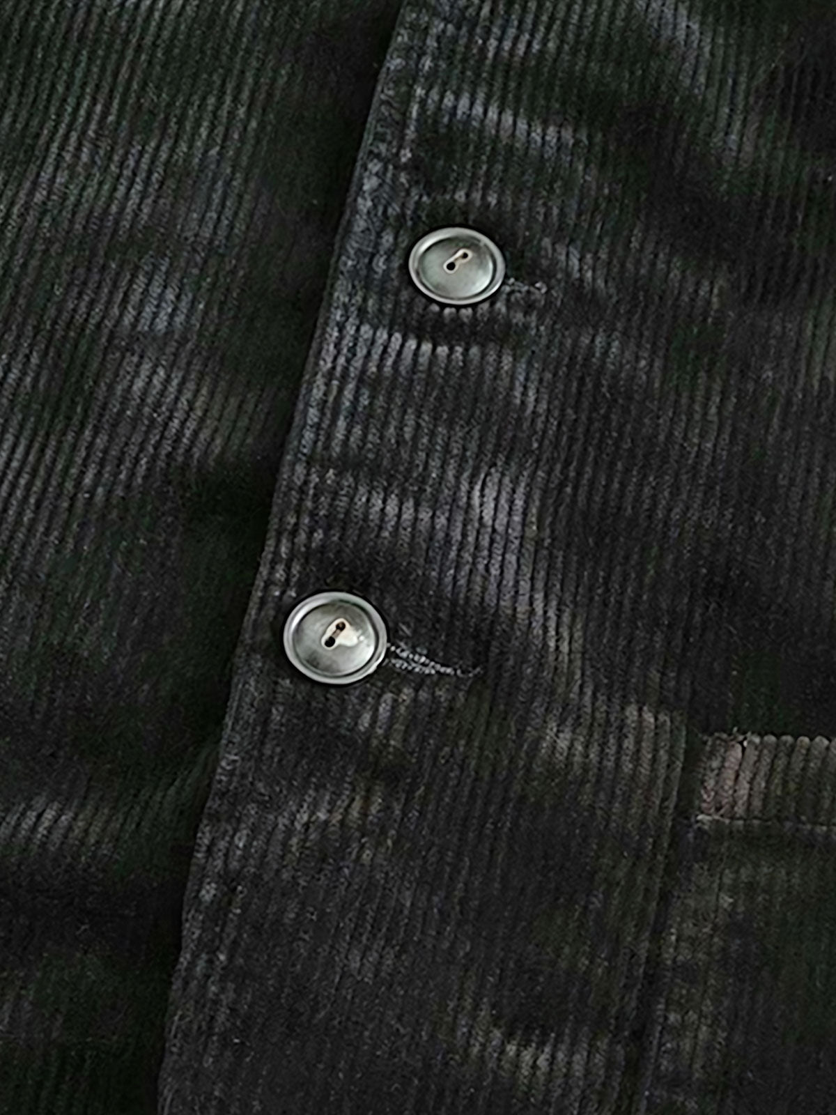 製品画像：ブラックの厚手コーデュロイスタンドカラージャケットの正面
詳細画像：天然牛角ボタンとスタンドカラーの質感ディテール