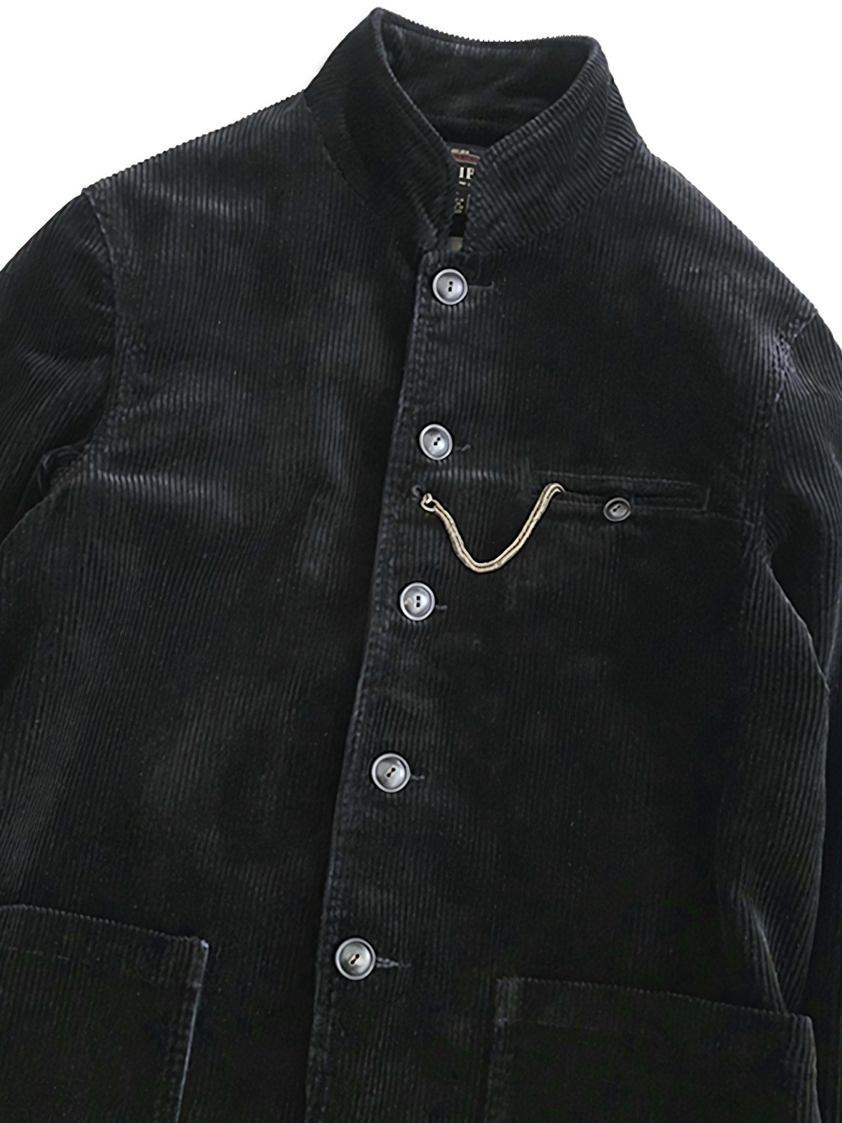 製品画像：ブラックの厚手コーデュロイスタンドカラージャケットの正面
詳細画像：天然牛角ボタンとスタンドカラーの質感ディテール