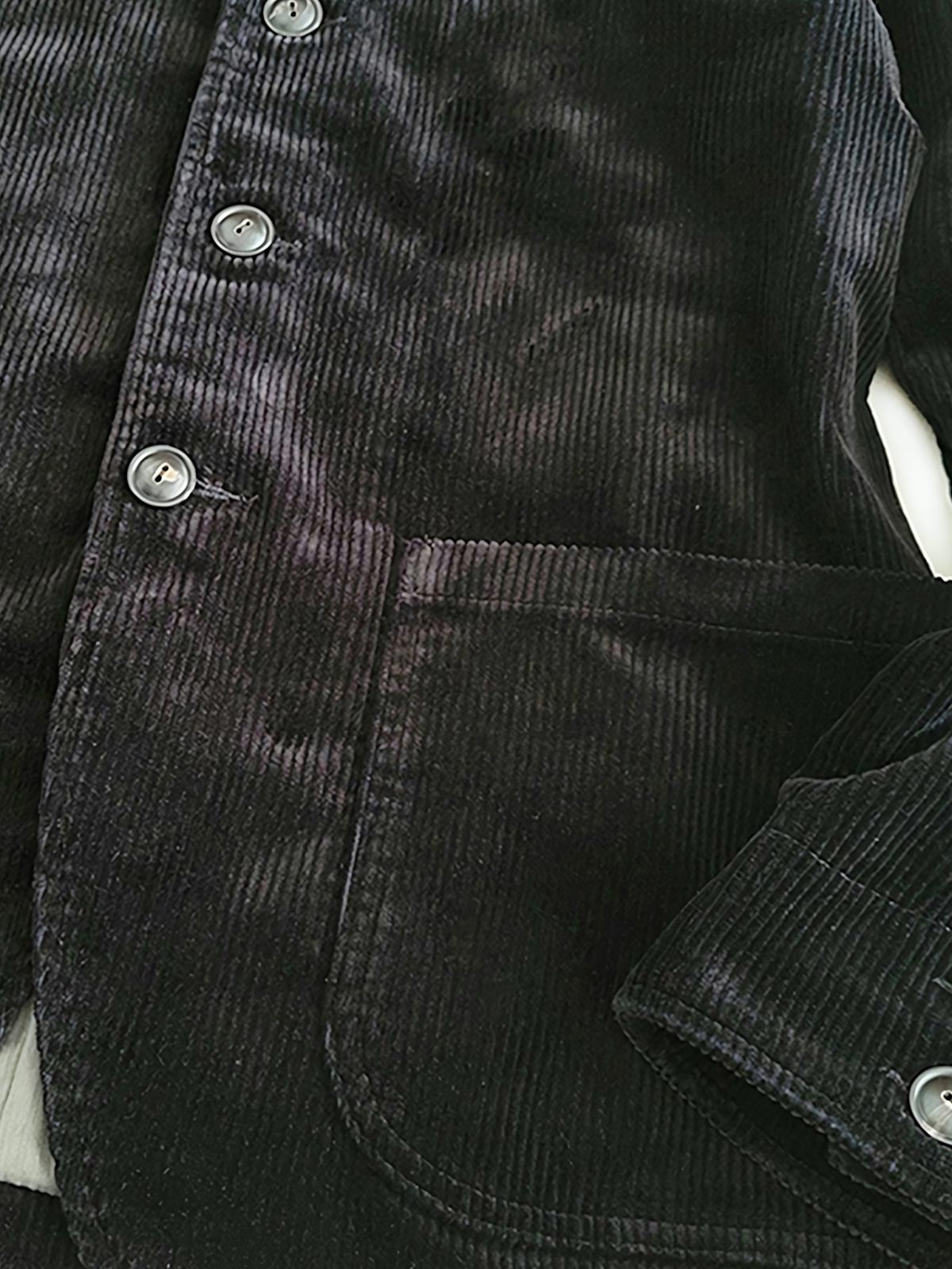 製品画像：ブラックの厚手コーデュロイスタンドカラージャケットの正面
詳細画像：天然牛角ボタンとスタンドカラーの質感ディテール