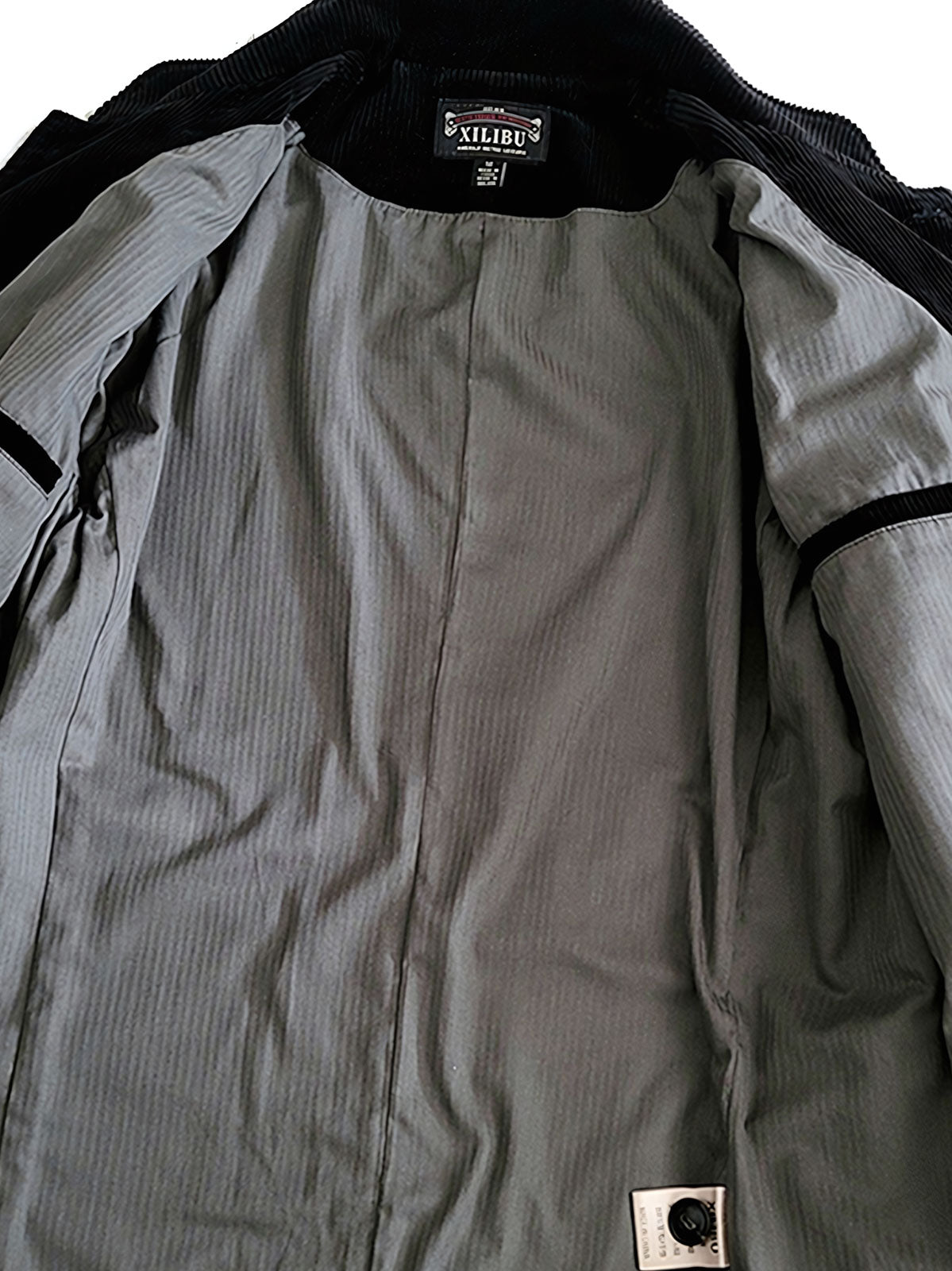 製品画像：ブラックの厚手コーデュロイスタンドカラージャケットの正面
詳細画像：天然牛角ボタンとスタンドカラーの質感ディテール