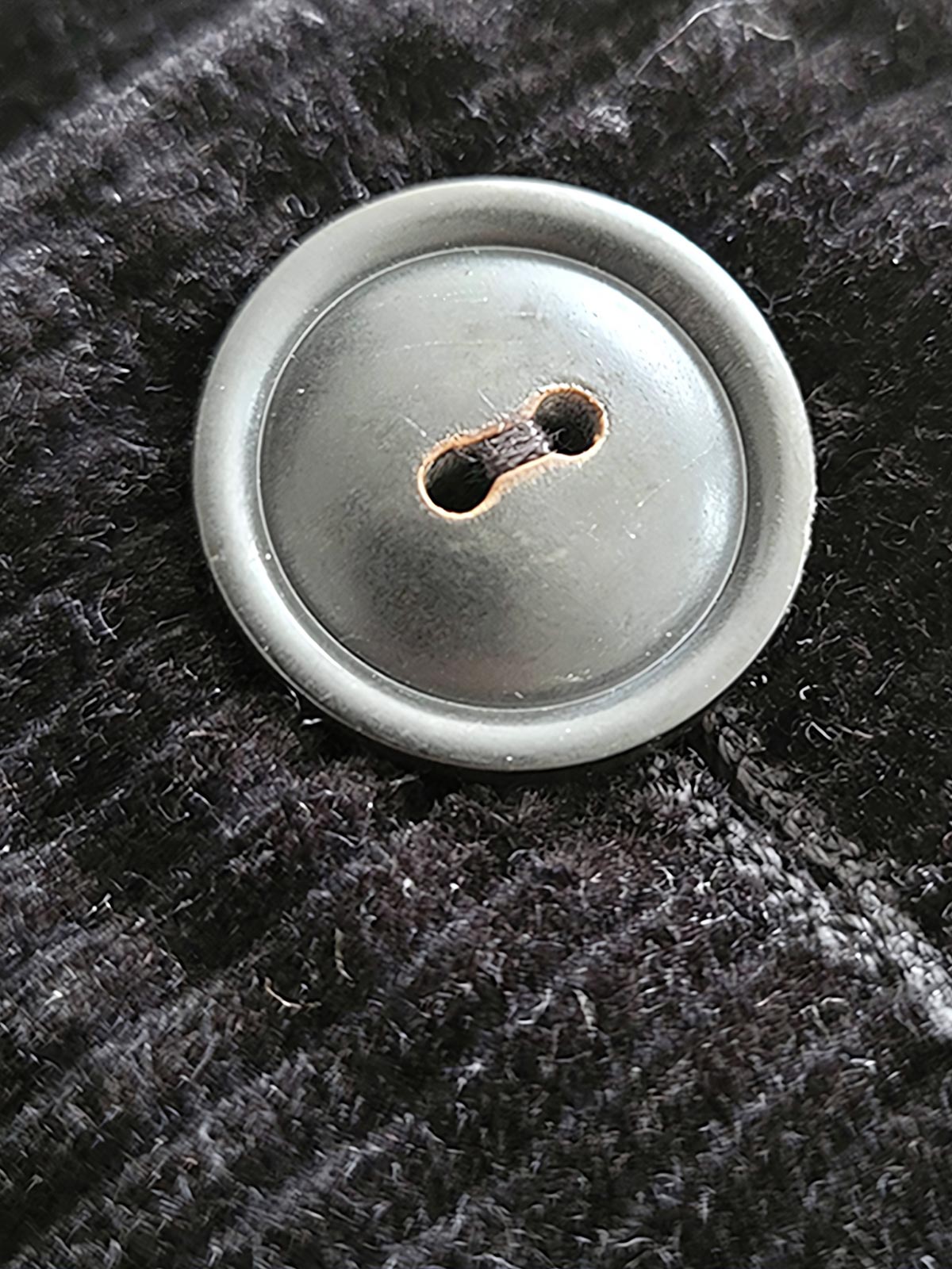 製品画像：ブラックの厚手コーデュロイスタンドカラージャケットの正面
詳細画像：天然牛角ボタンとスタンドカラーの質感ディテール