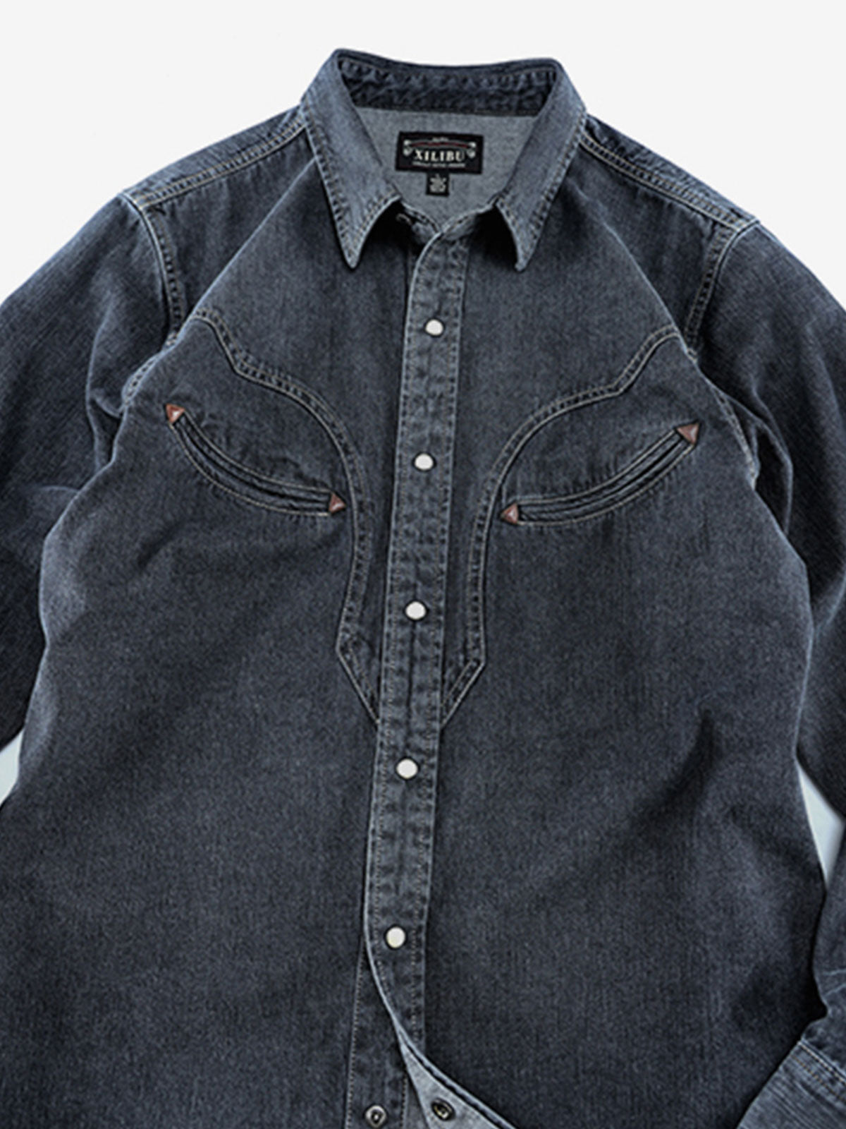 製品画像：ウエスタン風デザインの月牙型ポケット付きデニムシャツ
詳細画像：月牙型ポケットと石風スナップボタンのヴィンテージディテール