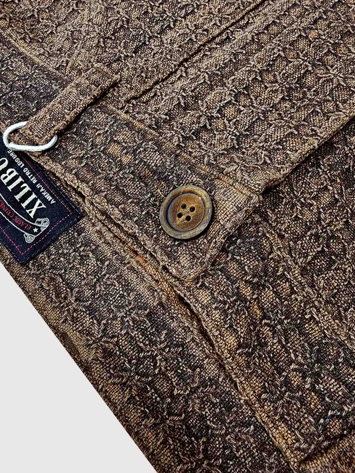 製品画像：タッサーシルク100% ヴィンテージ加工 テーパードパンツ（古銅色）の正面
詳細画像：ヴィンテージ加工が施されたタッサーシルクパンツのムラ感のディテール