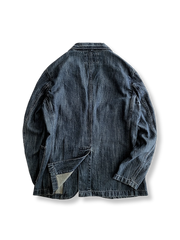 製品画像: ウォッシュ加工が施されたデニムブレザー全体写真。レトロな雰囲気とカジュアルなデザインが特徴的な一着。
詳細画像: ウォッシュ加工による自然な風合いと広めのポケットのディテールを強調した写真。クラシックなブレザーデザインとの融合を表現。
